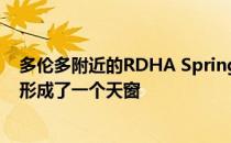 多伦多附近的RDHA Springdale公共图书馆上方的草甸山形成了一个天窗