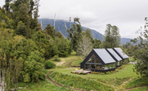 在智利建造山墙湖畔房屋