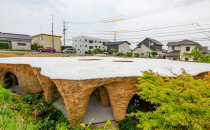 在地下隐藏了泥泞的房屋和餐厅