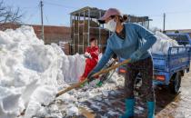 男子醒来发现被几米高雪困在宿舍