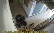 小区男保安楼道内偷闻女业主鞋 物业回应