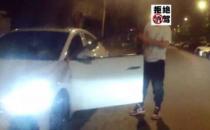 四川乐山一男子坐女子腿上开车 交警一查还是醉驾