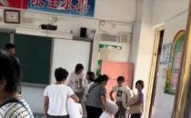 ​河南一小学学生集体打地铺教育局回应