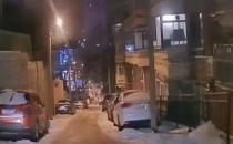 ​大连一司机雪后刹车无效 车子一路顺滑下坡 