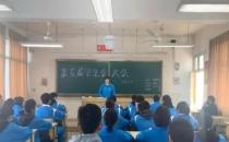 中学学生会干部收钱办事公开谈恋爱 引发学生不满