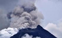 ​印尼多处火山屡次喷发 超6500人被疏散